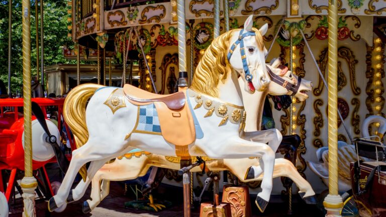 Cheval de carrousel dans un parc d'attractions familial